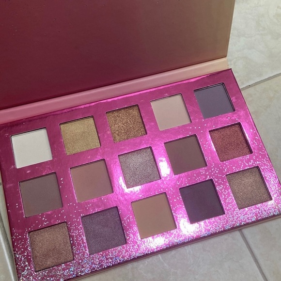 Beauty Concepts All That Glitters Eyeshadow Pallete - Picture 2 of 4